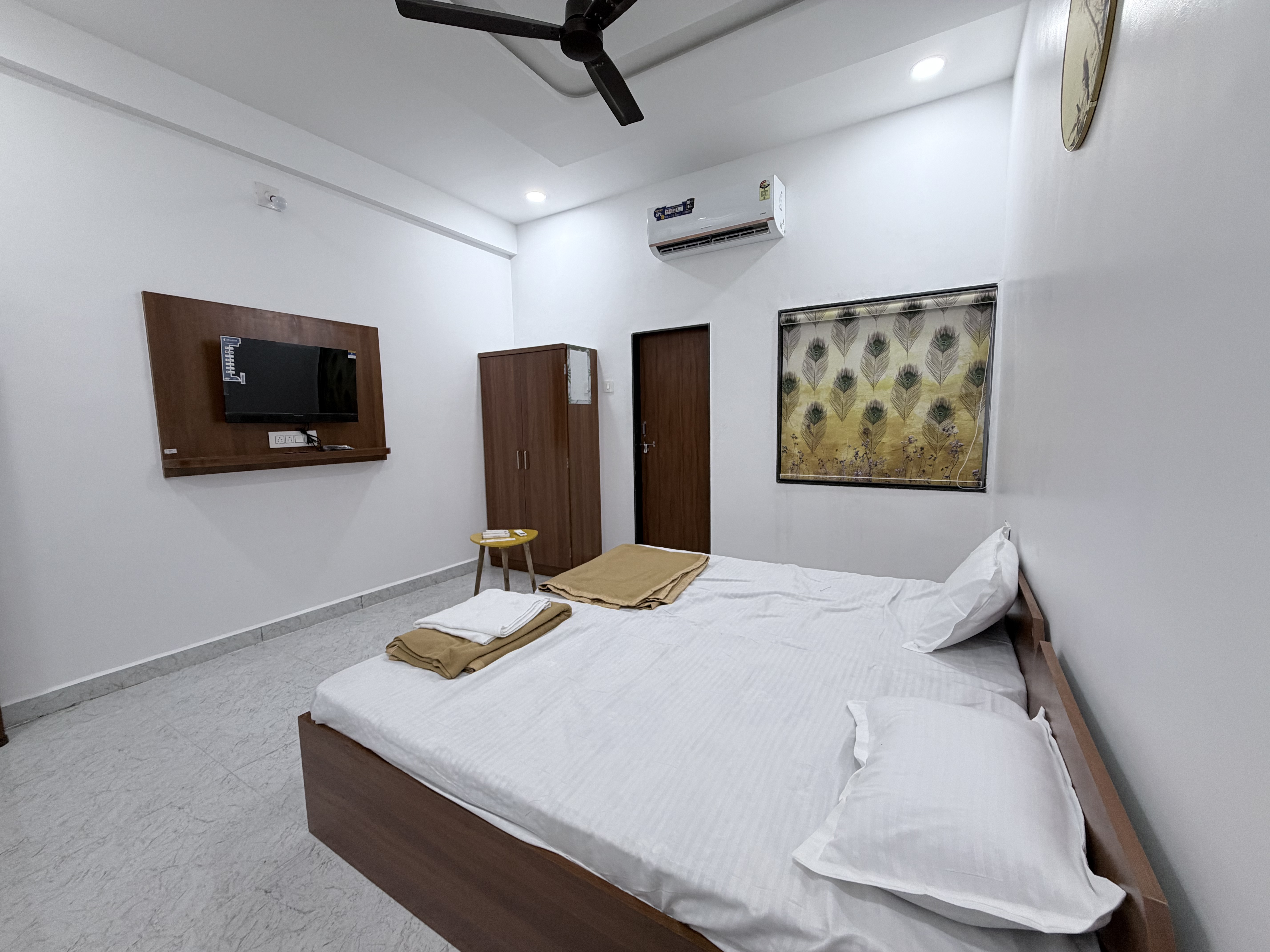 Deluxe air conditioned room at Keshav Residency hotel in Bhatiya